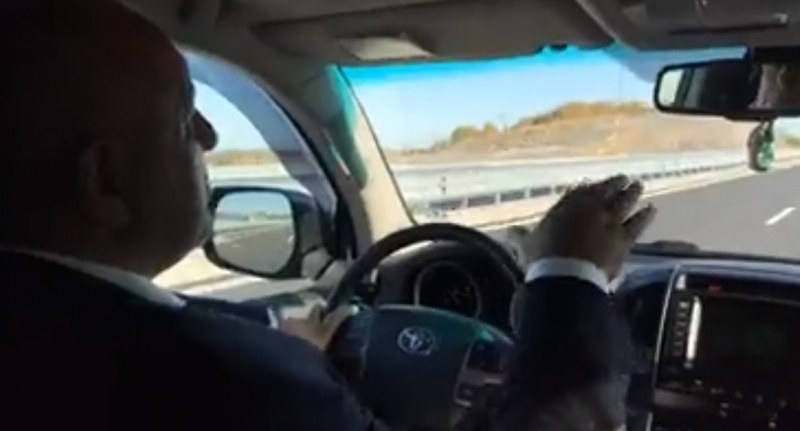 Премиерът по новия асфалт до Боаза, призна: Научих да се кара без пари!