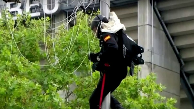 Гаф в програмата?! Парашутист се заби в улична лампа на военния парад в Испания (ВИДЕО)