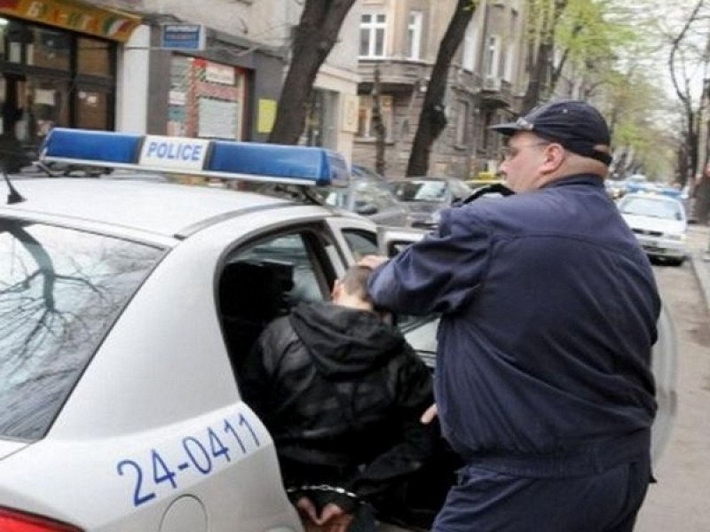 Мъжа, нарязал гумите на 10 коли в София е арестуван