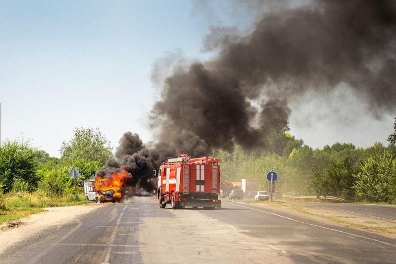Тир превозващ зърно катастрофира и се запали