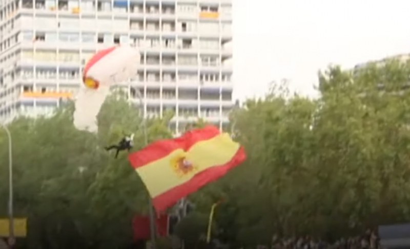 Пред очите на краля: Парашутист се приземи върху уличен стълб на парад в Испания ВИДЕО