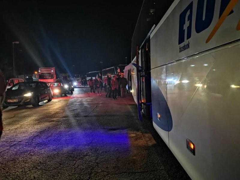 Граничен е-срив: Автобуси висяха с часове на границата с Македония
