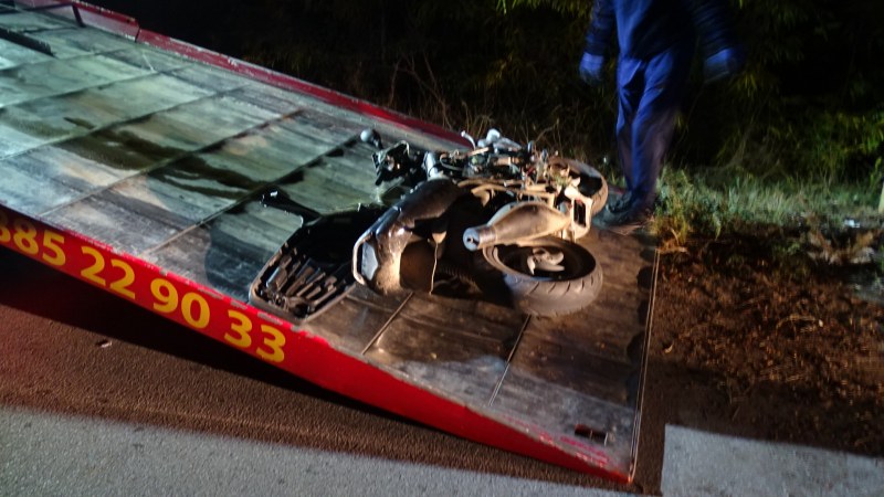 19-годишен моторист се блъсна в стълб и загина край Симитли СНИМКИ