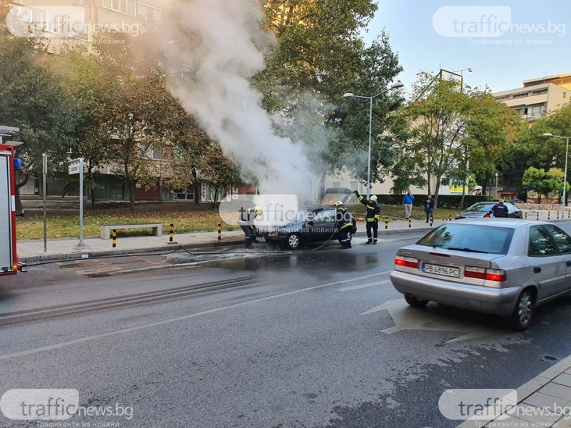 Кола пламна в движение на централна улица в Пловдив