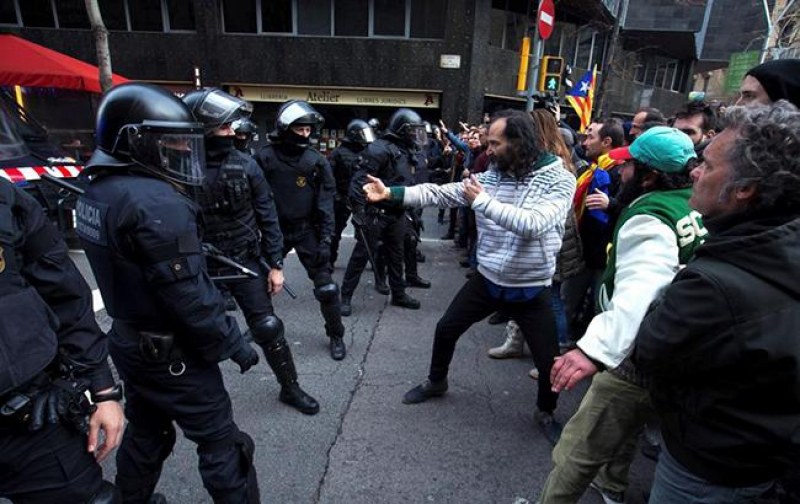 Каталуния отново завря! Над 130 пострадали при безредици на протести