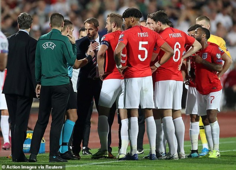 УЕФА с обвинения срещу България и Англия след скандалния мач снощи