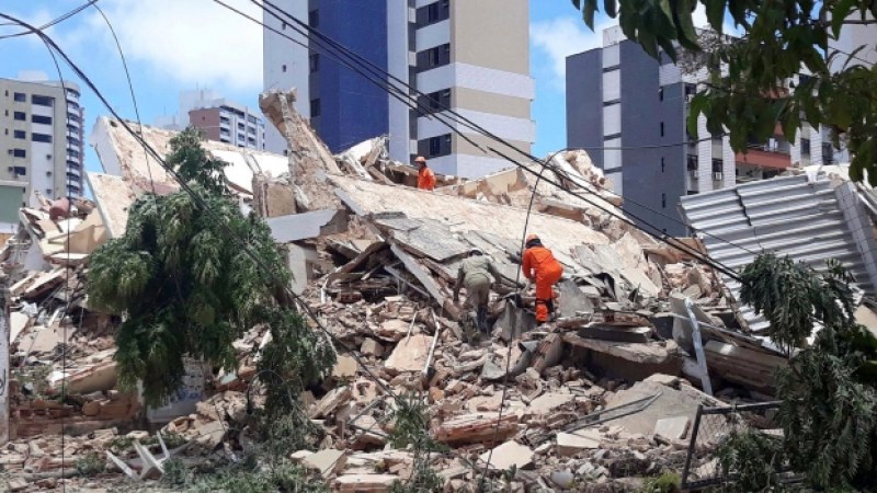 Жилищна сграда рухна в Бразилия. Един загина, десетки са затрупани (ВИДЕО)