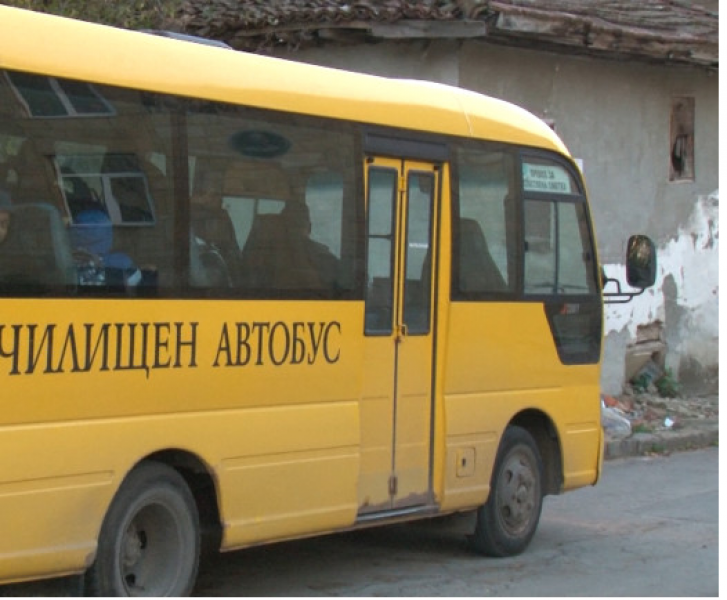 След детска разправия – жена би деца в училищен двор в Бенковски!