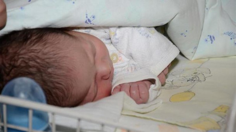 Изоставено бебе пред поликлиника в Петрич! Родено е в домашни условия