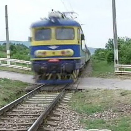 Влак блъсна автомобил край Плевен! 73-годишен мъж е в болница