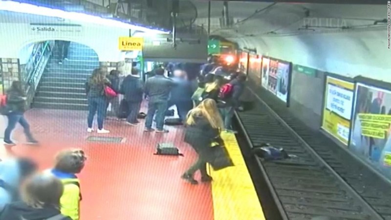 На косъм: Жена падна в метрото! Спасиха я минути преди да дойде влака