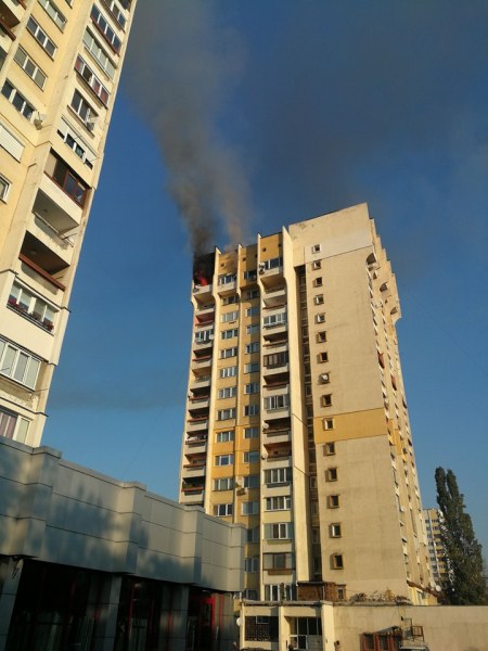 Пожар в София! Апартамент в жилищен блок лумна, ранени са трима