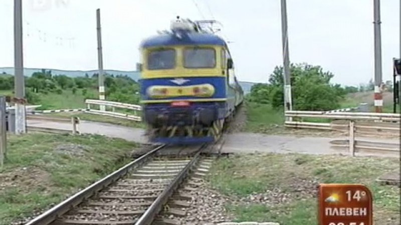Влак блъсна автомобил край Плевен! 73-годишен мъж е в болница