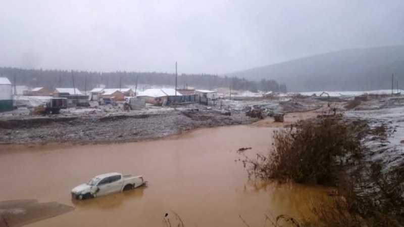 Човешка небрежност? Заради наводнения - дига в Сибир погуби 15 живота