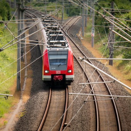 В името на любовта?! Германец едва не беше прегазен от влак заради жена си...