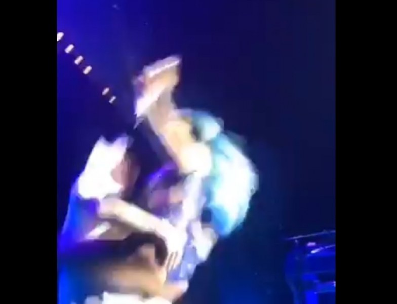 Сгромолясването на Гага. Лейди-то се строполи с мъж от сцената в Лас Вегас