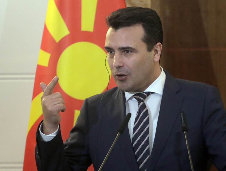 Заев оставка не хвърля, но свиква предсрочни избори в съседна Македония