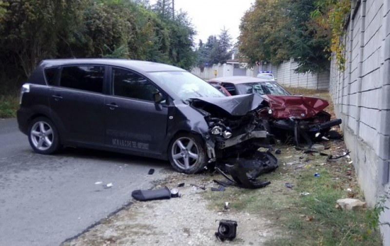 БМВ се удари челно в учебен автомобил край Шумен, жена е потрошена! СНИМКИ
