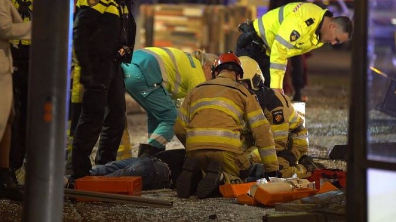 Шофьор се вряза в група хора в Холандия и рани петима