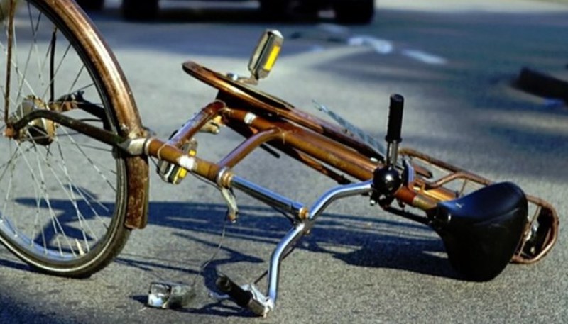 Кола отнесе малолетен велосипедист в Габрово. Тийнът – изпочупен и в болница