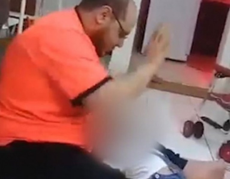 Баща учи дъщеричката си да проходи... Удря я, дърпа й крачетата! ВИДЕО