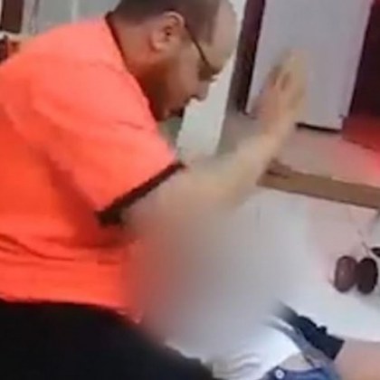 Баща учи дъщеричката си да проходи... Удря я, дърпа й крачетата! ВИДЕО