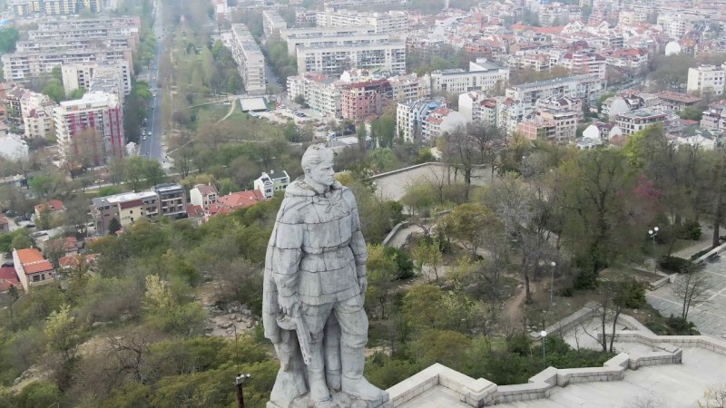 Поредно посегателство: Заляха паметника на Альоша в Пловдив с олио