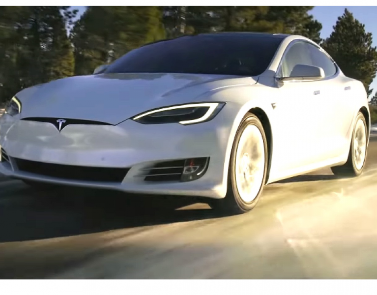 Огън! Лекар, баща на пет деца изгоря жив в любимата си Tesla!