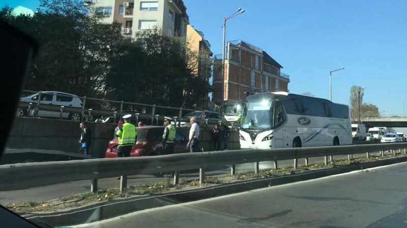 Катастрофа между автобус и кола затапи главен булевард в София