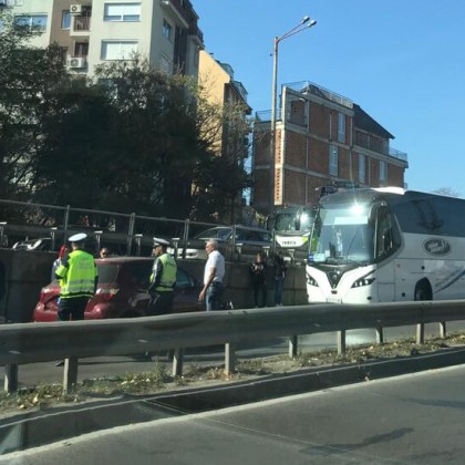 Катастрофа между автобус и кола затапи главен булевард в София