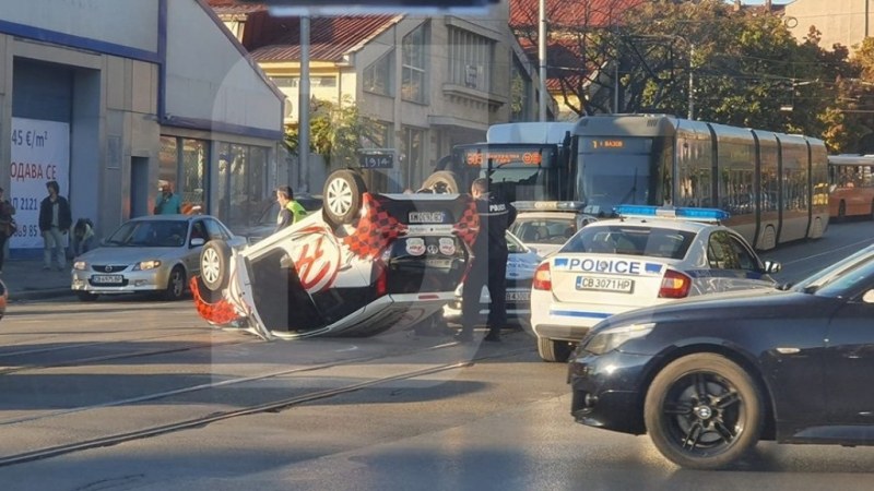 ПТП в София! Кола по таван след сблъсък с такси