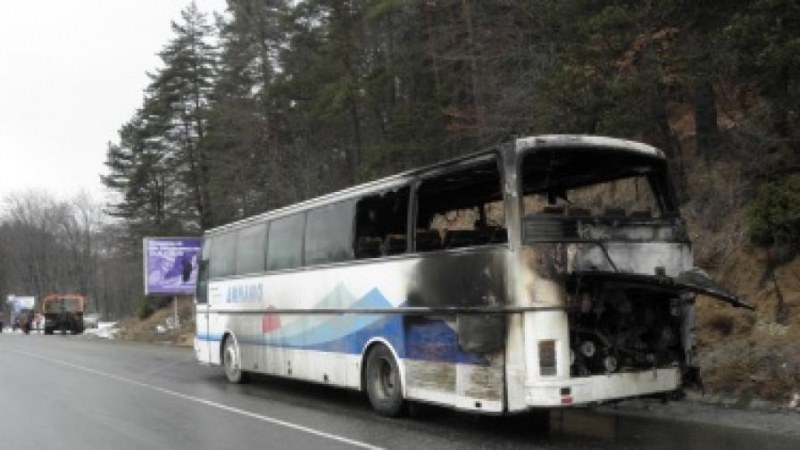 Автобус с деца лумна в пламъци на Предела. Учениците – невредими!