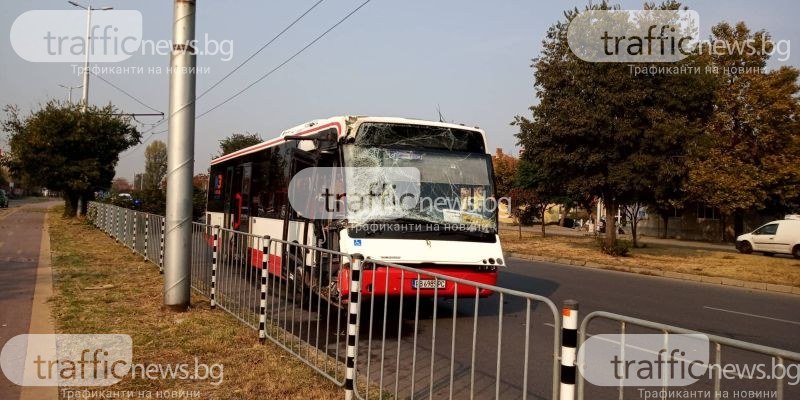 Автобус от градския в Пловдив се заби в мантинела и дърво, шофьорът и две жени ранени