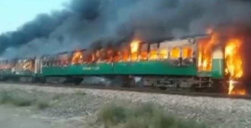 65 пакистанци овъглени в огнен ад, разразил се в пътнически влак