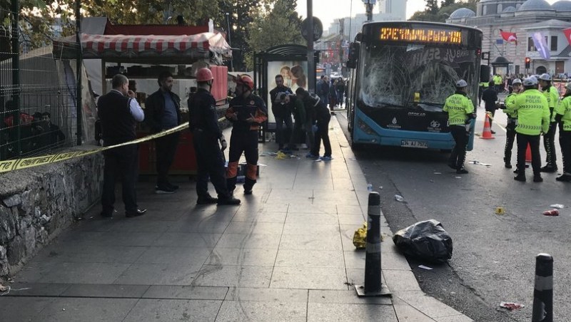 Турски шофьор се вряза в спирка, слязъл от буса с нож в ръка, наръгал човек!