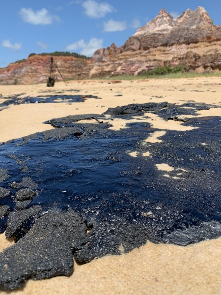 Екокатастрофа в Бразилия! Танкер разля петрол, замърси 2500 км плажове
