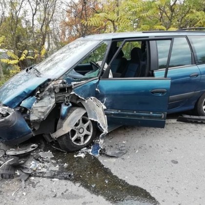 Две коли се помляха до Созопол! Трима са ранени, затвориха отсечката