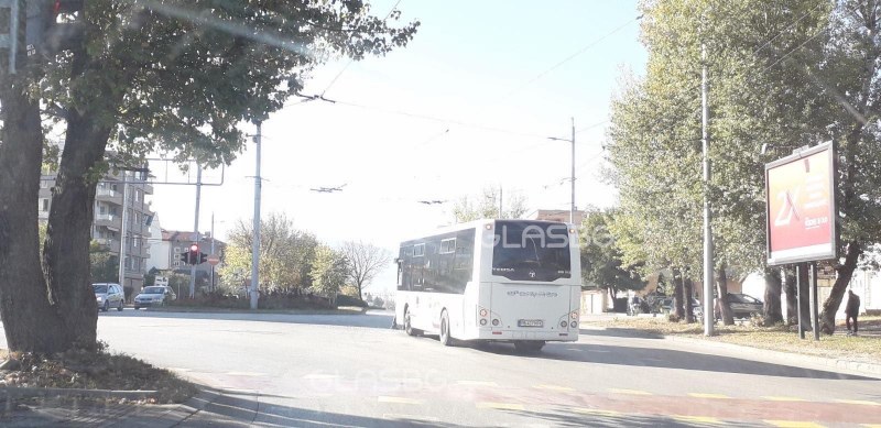 Автобус и камион се блъснаха на кръстовище в Пловдив! Движението е леко затруднено СНИМКИ