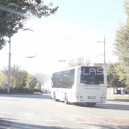 Автобус и камион се блъснаха на кръстовище в Пловдив! Движението е леко затруднено СНИМКИ