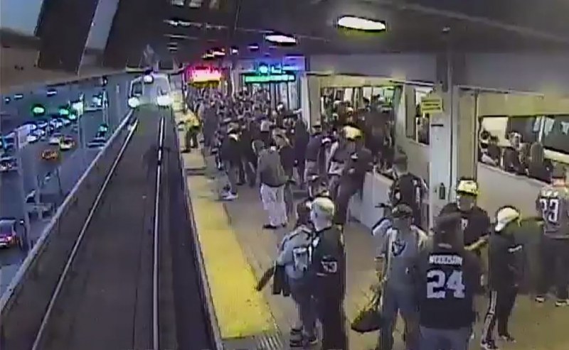 На косъм от смъртта: Пиян на релсите в метрото, влакът – на няколко метра...
