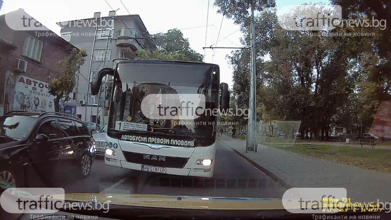 В час пик: Пълен с пътници автобус - в насрещното в Пловдив. Заобикалял тапа!