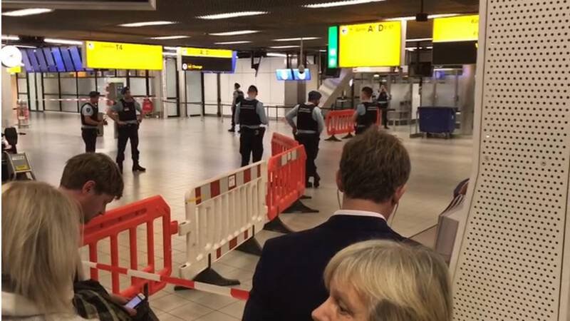 Евакуираха летището в Амстердам! Отвлекли самолет? Оказало се фалшива тревога