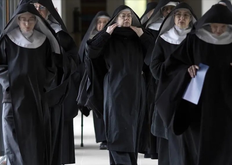Католическият свят в ступор: Монахини се връщат бременни от мисии!?