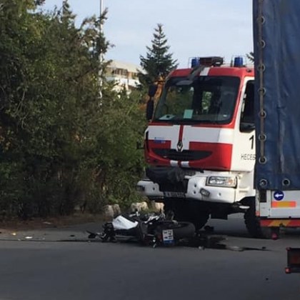 Моторист се сблъска с пожарна! Водачът - в критично състояние
