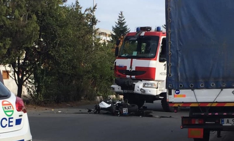 Моторист се сблъска с пожарна! Водачът - в критично състояние