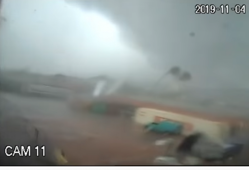 За секунди! Силно торнадо унищожи фабрика за зехтин в Гърция ВИДЕО