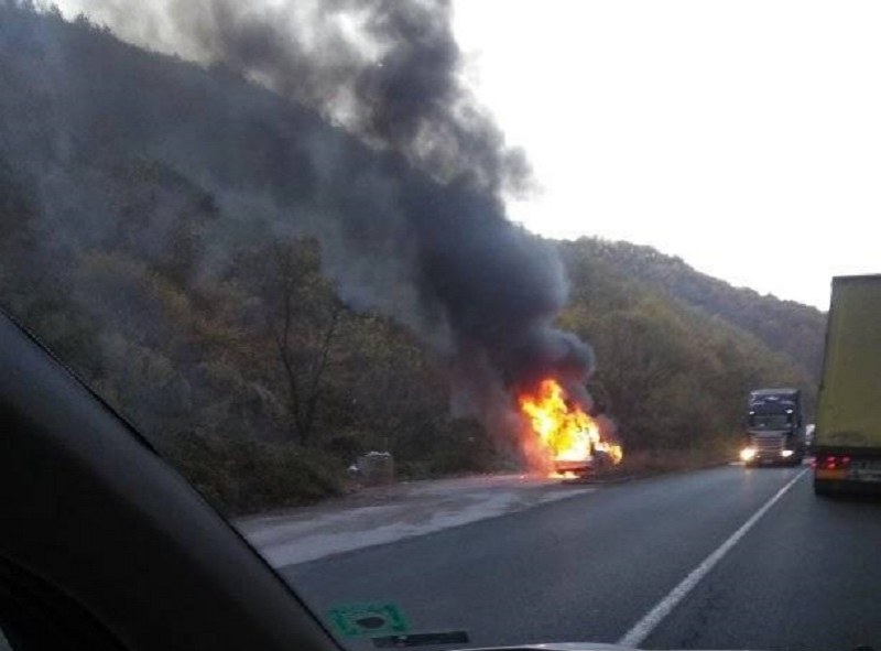 Кола пламна в движение на пътя Е-79, изгоря до основи СНИМКИ