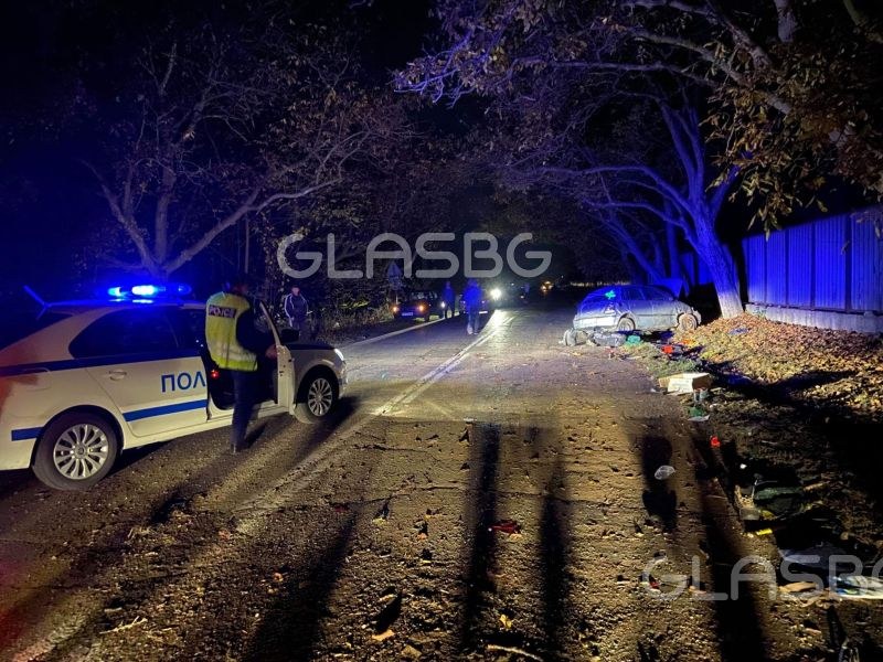 Кола се заби в дърво край Сопот! Карат тежко ранения шофьор към Пловдив