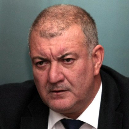 Самозапалване или...? Защо горяха две от колите на шефа на митниците?