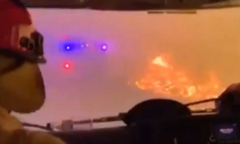 Път през ада! Пожарникари карат сред огнени езици, превзели гората